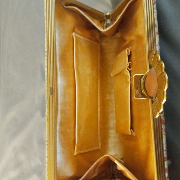 Evans Clutch with Fan Clasp - Picture 5 of 7